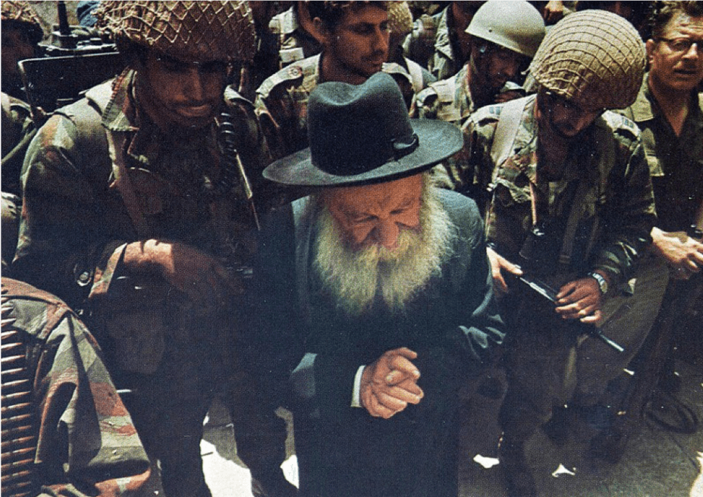 El rabino Yehuda Kook, uno de los ideólogos más importantes del sionismo religioso, con el ejército de Israel en el Muro de las Lamentaciones poco después de su toma en 1967
