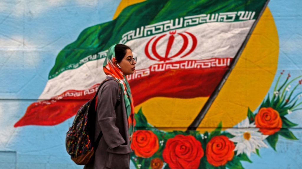 Irán: las elecciones refuerzan a la cúpula ayatolá
