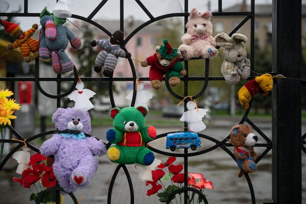 Peluches junto al homenaje a los muertos por el ataque a la estación de Kramatorsk del 8 de abril de 2022