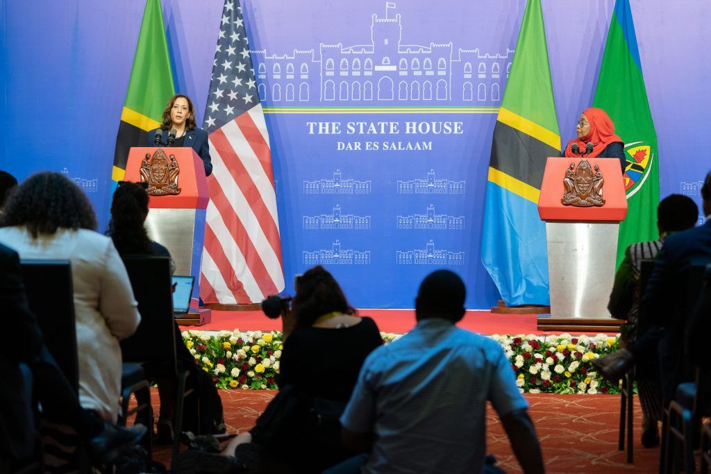 Kamala Harris en su visita a Tanzania