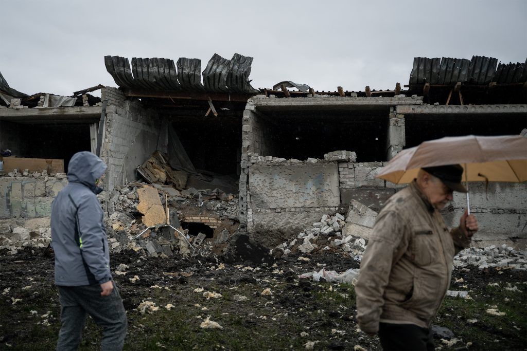 Unos vecinos observan el lugar donde impactaba el misil ruso en Kramatorsk el pasado 15 de abril