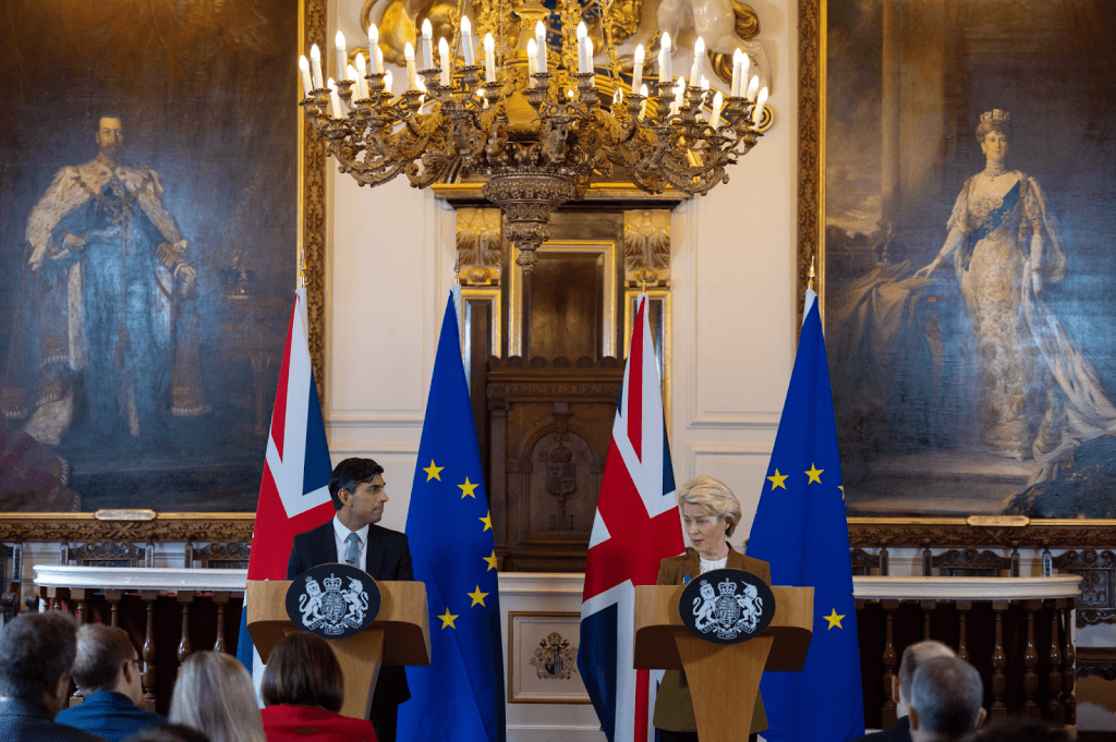 Rishi Sunak y Von der Leyen dan la una rueda de prensa sobre el Marco de Windsor. Fuente: oficina del primer ministro británico