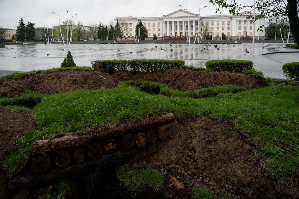 Trincheras cavadas delante del Palacio de Cultura, en el centro de Kramatorsk