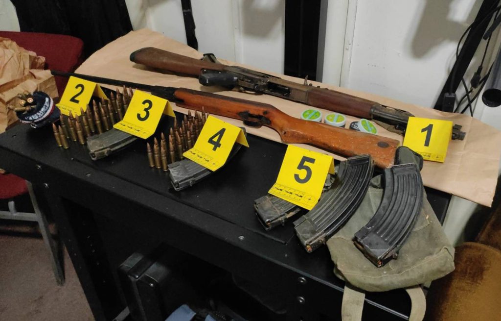 Armas confiscadas por la policia de Serbia. El debate sobre la posesión de armas en Serbia se ha reabierto tras los dos tiroteos que sacudieron al país la primera semana de mayo. 