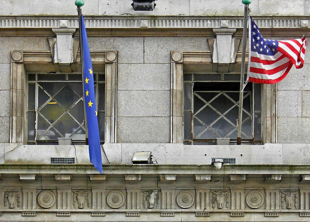 Banderas de la Unión Europea y Estados Unidos. Europa tiene una fuerte dependencia de Washington en cuestiones de seguridad.