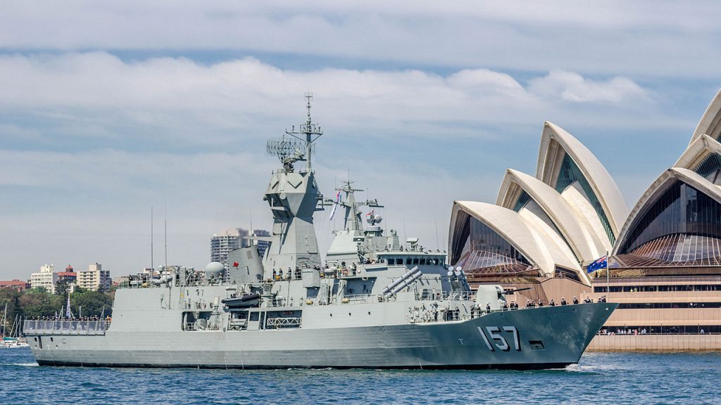 Buque de guerra HMAS Perth de la armada de Australia frente a la Ópera de Sídney.