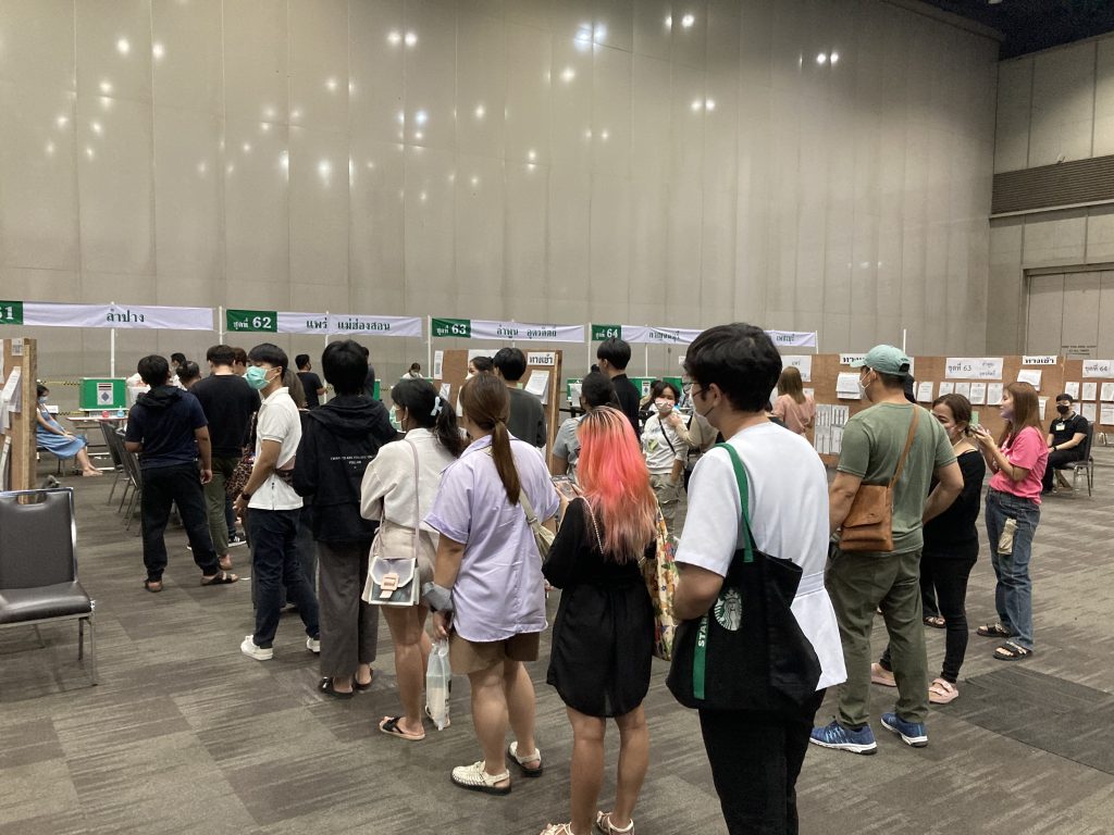 Colas para votar en el primer domingo de votación de las elecciones de Tailandia.
