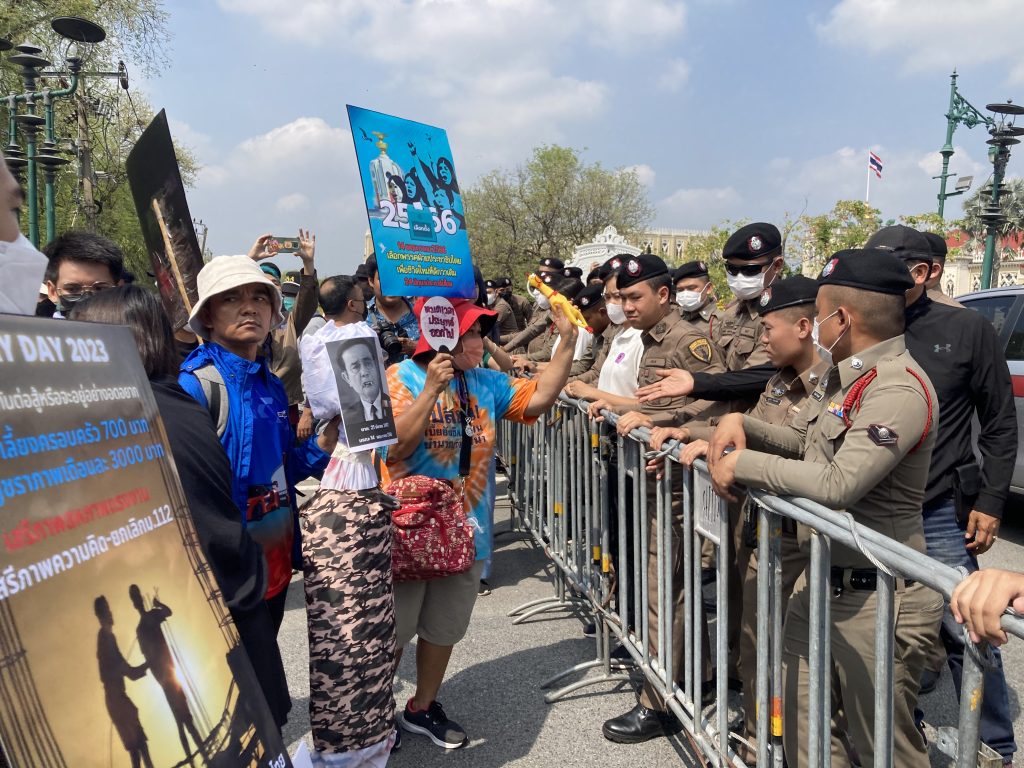  Manifestación el Primero de Mayo delante de la Casa del Gobierno en Bangkok, a pocos días de celebrarse las elecciones de Tailandia