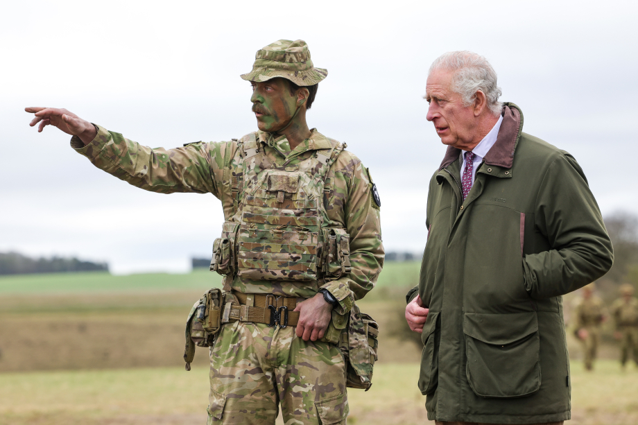 El rey Carlos III visita una base del ejército británico donde soldados ucranianos están siendo entrenados.
