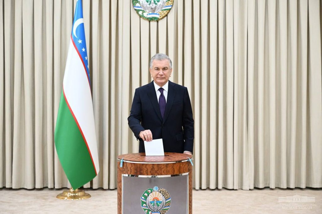 El presidente de Uzbekistán, Shavkat Mirziyoyev, vota en el referéndum constitucional celebrado el 30 de abril.