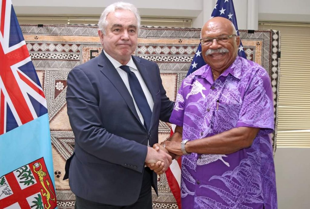 Sitiveni Rabuka, primer ministro de Fiyi, con un diplomático de la administración estadounidense.