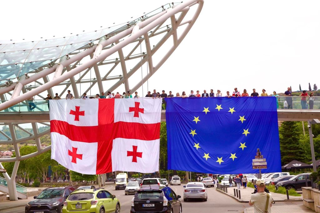 Banderas de Georgia y de la Unión Europea juntas en la celebración del Día de la Independencia de Georgia
