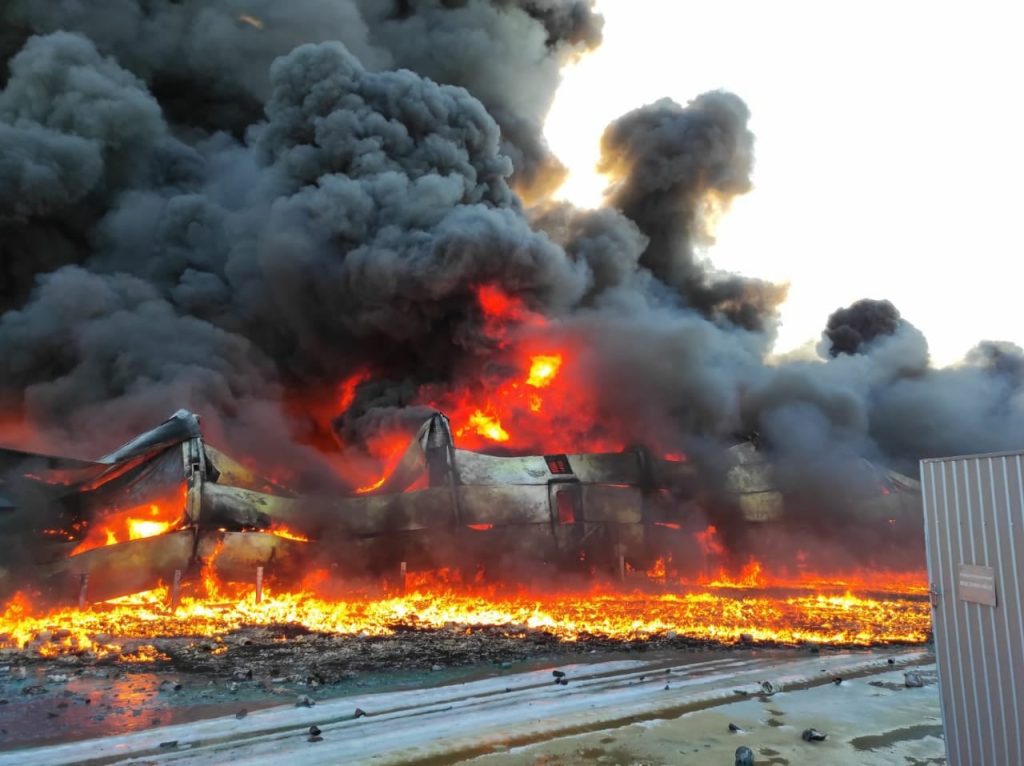 Incendio de un depósito de material en Sumy, 2022.
