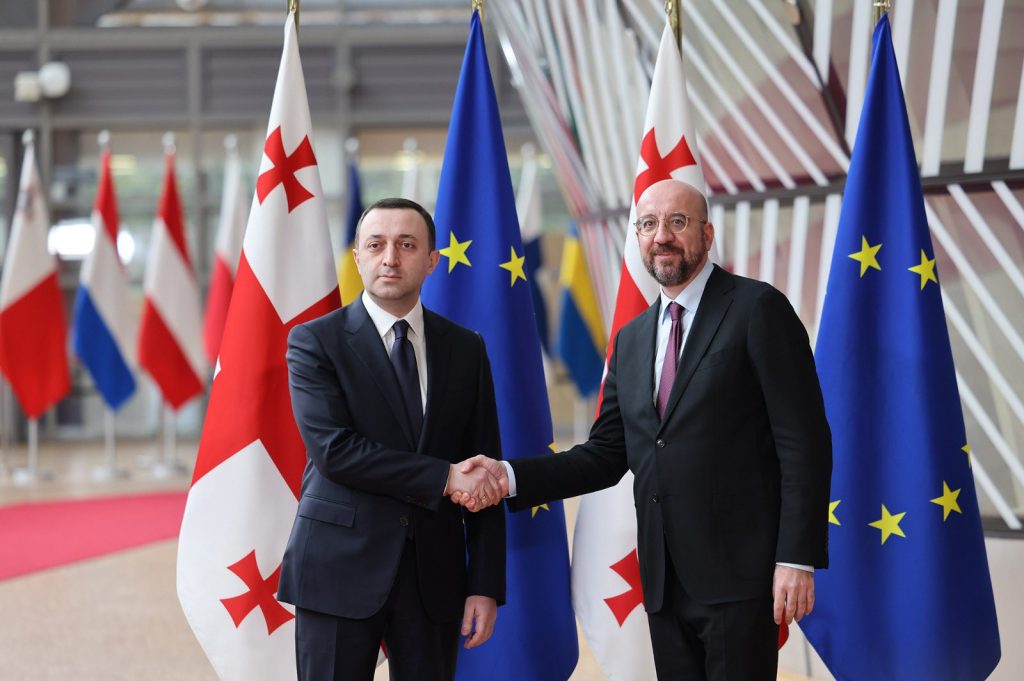 Irakli Garibashvili, primer ministro de Georgia, se reúne con el presidente del Consejo Europeo, Charles Michel. La integración euroatlántica de Georgia es uno de los puntos más importantes del panorama político del país.