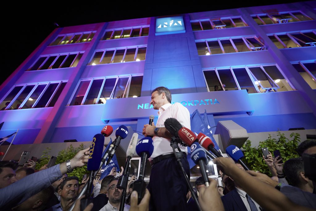 Kyriakos Mitsotakis, de Nueva Democracia, celebra la victoria en las elecciones del 25 de junio en la sede del partido.