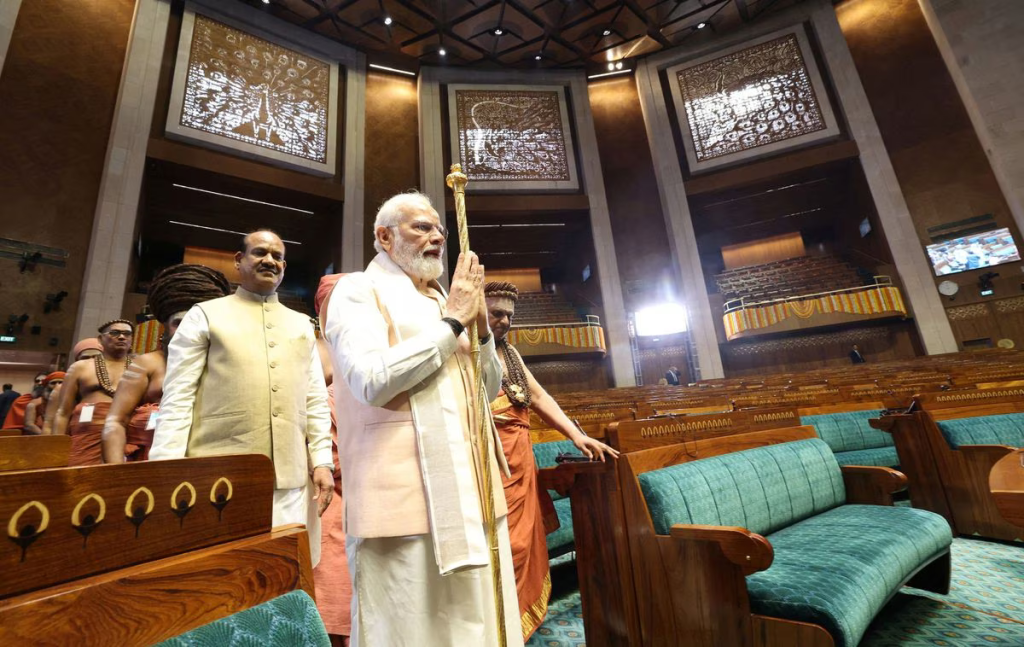 Narendra Modi en la inauguración del nuevo parlamento de India que exalta la ideología Hindutva.