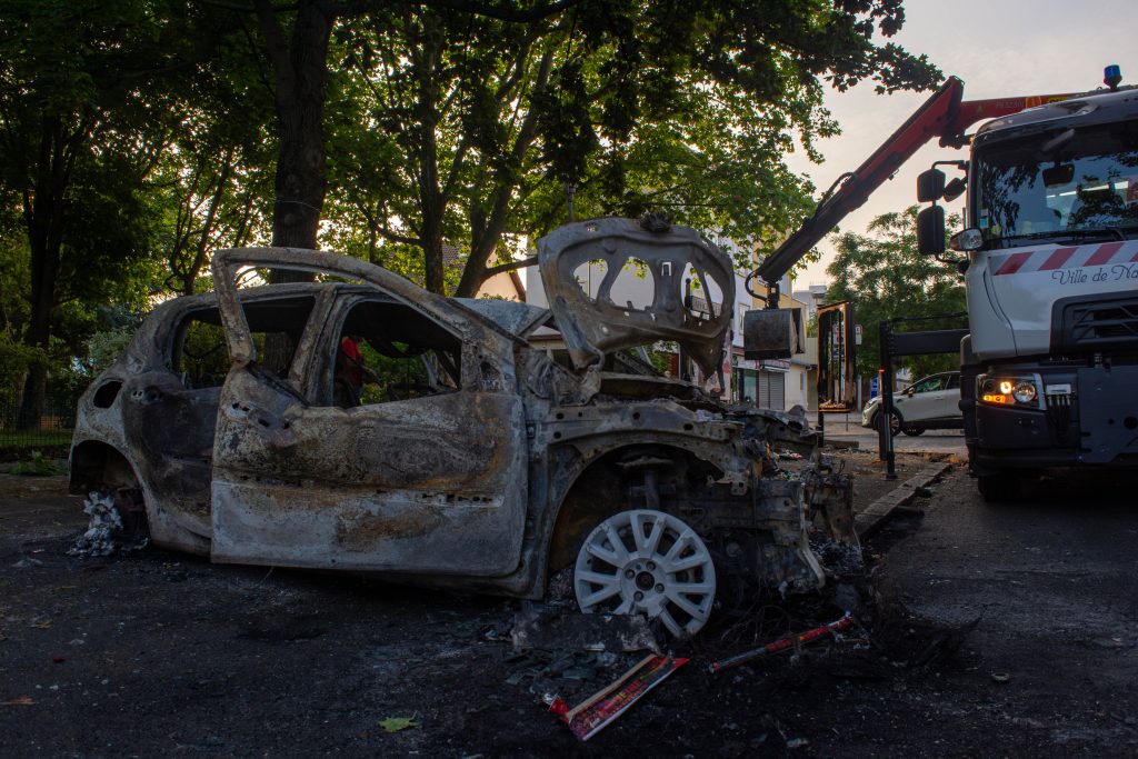 Coche calcinado durante las protestas en Nanterre por la muerte de Naël. Fuente: Esteve Alonso