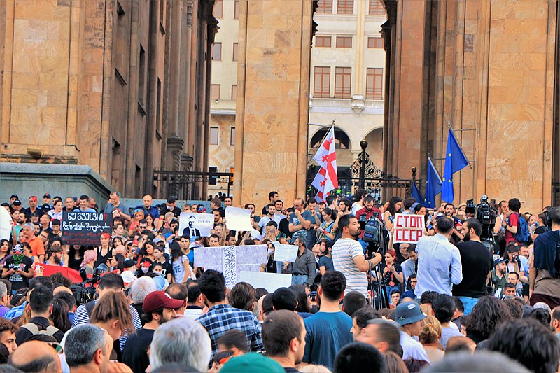 Manifestación en Georgia durante las protestas de 2019. A la derecha, un cartel en el que se puede leer "stop USSR".