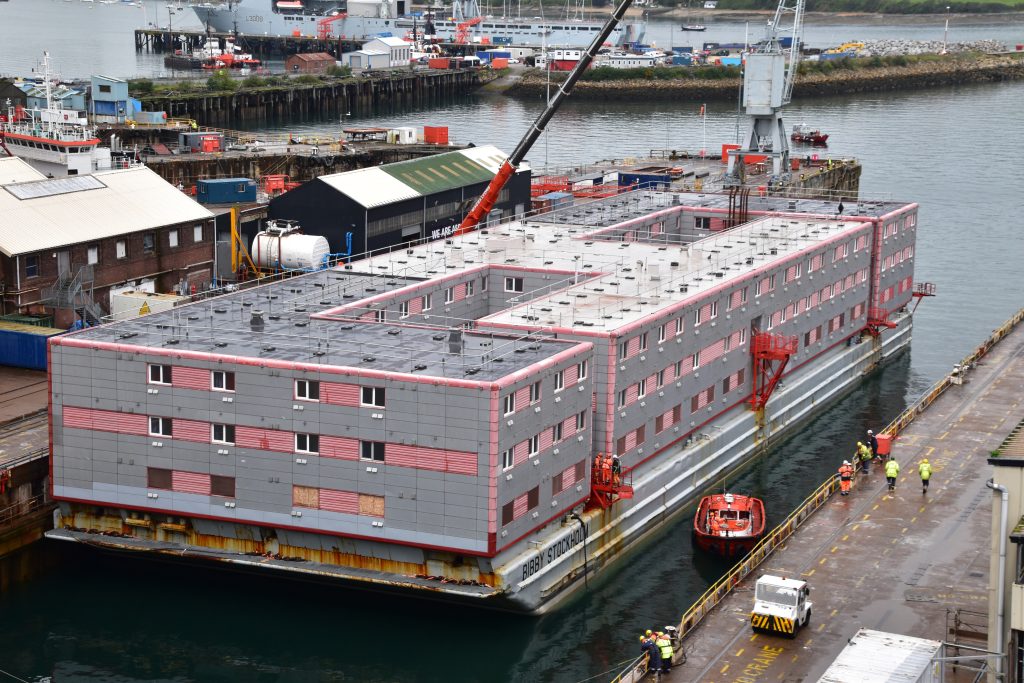 El Bibby Stockholm, la prisión flotante para 500 migrantes, en el puerto de Falmouth, Inglaterra. 