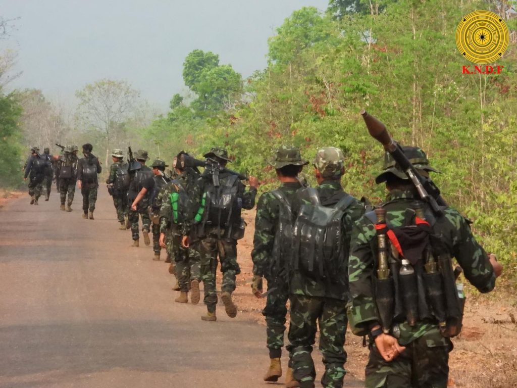 Combatientes de la Fuerza de Defensa de las Nacionalidades Karenni (KNDF) que luchan contra el Tatmadaw en Kayah, Myanmar.