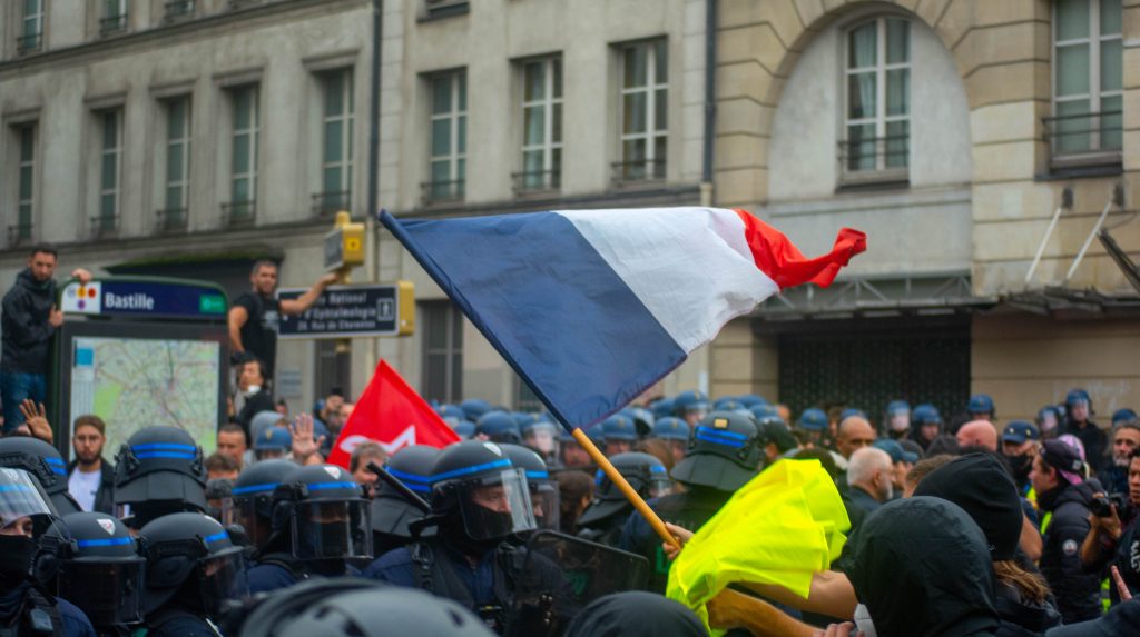 La policía francesa bloqueando el paso de manifestantes en una movilización organizada en París.