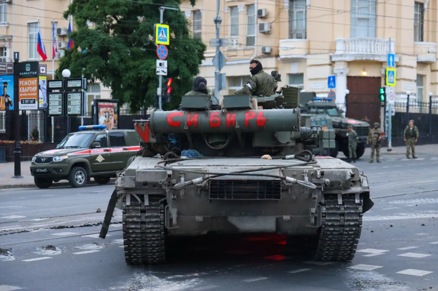 Motín de Wagner. Tropas de la compañía militar privada en un tanque en Rostov del Don.