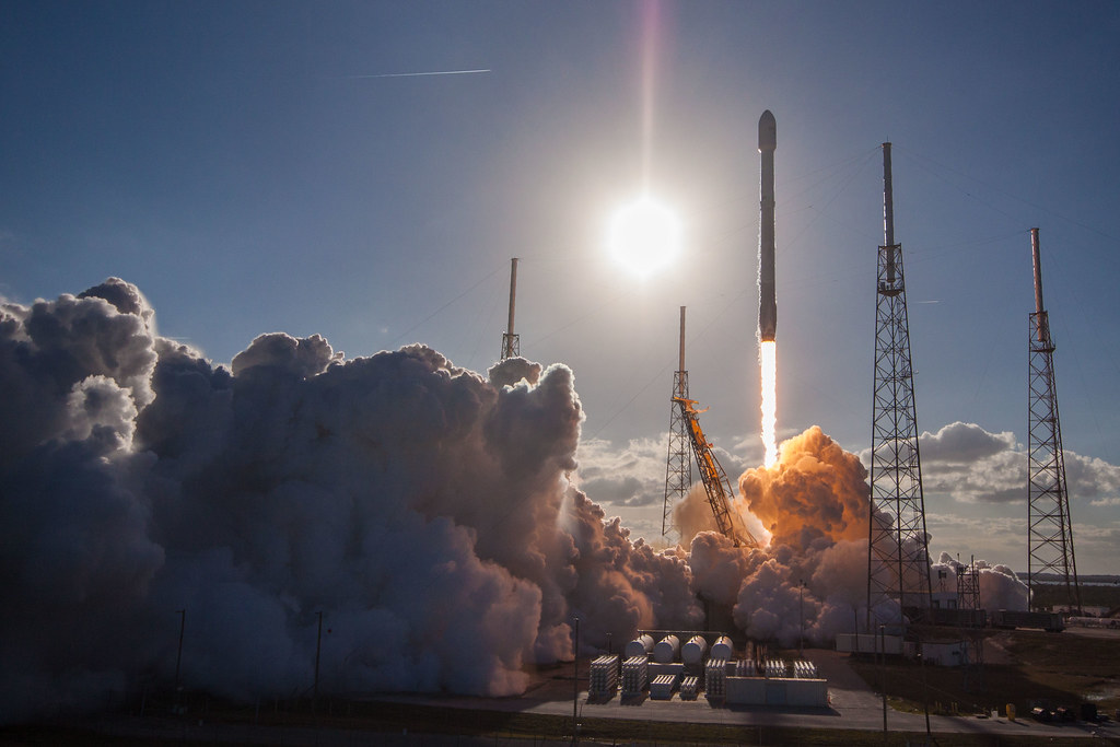 Misión GovSat-1 de SpaceX, empresa privada estadounidense clave para mantener la hegemonía espacial.