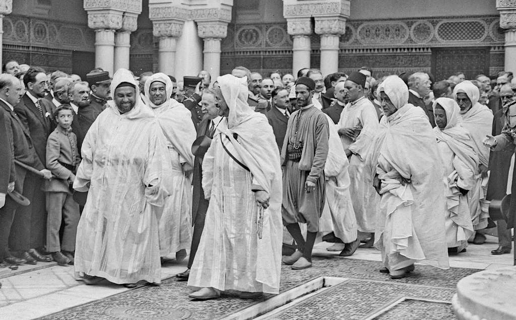 El sultán de Marruecos Mohamed ben Youssef acude a la inauguración de la Gran Mezquita de París junto con el presidente francés Gaston Doumergue, en 1926.