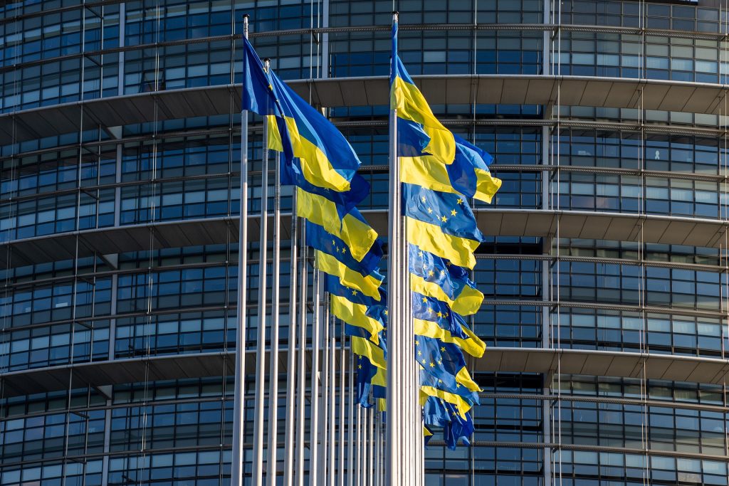 Banderas de Ucrania y la Unión Europea en frente del parlamento europeo.