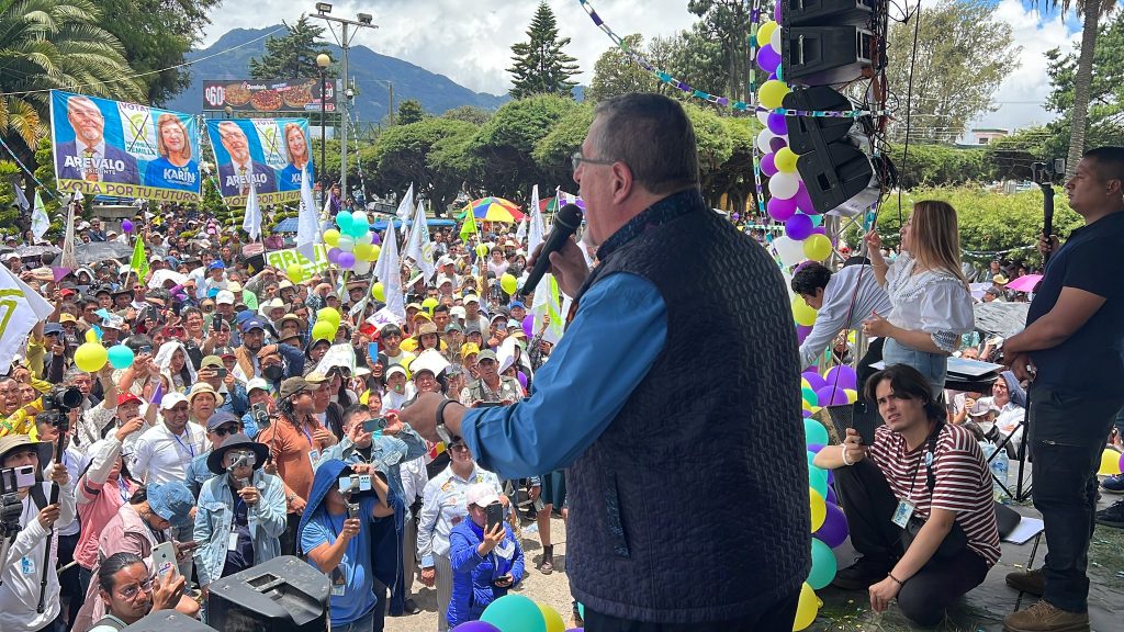 Bernardo Arévalo, del Movimiento Semilla, en un mitin electoral.