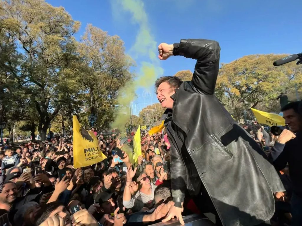 Javier Milei en un acto público antes de las elecciones PASO de Argentina. 