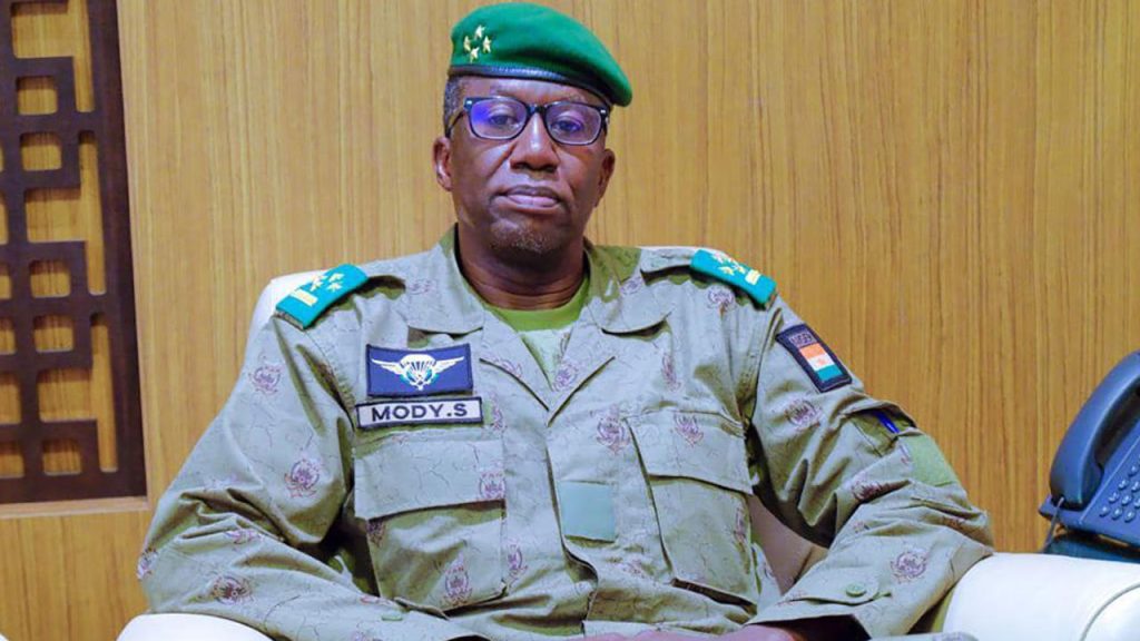 El jefe adjunto de la junta militar de Níger, el general Mody, durante su visita a Malí.