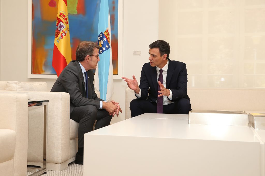 Pedro Sánchez y Alberto Núñez Feijóo, los dos principales candidatos en las elecciones españolas, se reúnen en la Moncloa en 2018.