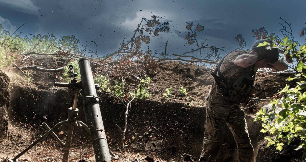 Soldado ucraniano lanza un proyectil de mortero contra posiciones rusas en la guerra de Ucrania..