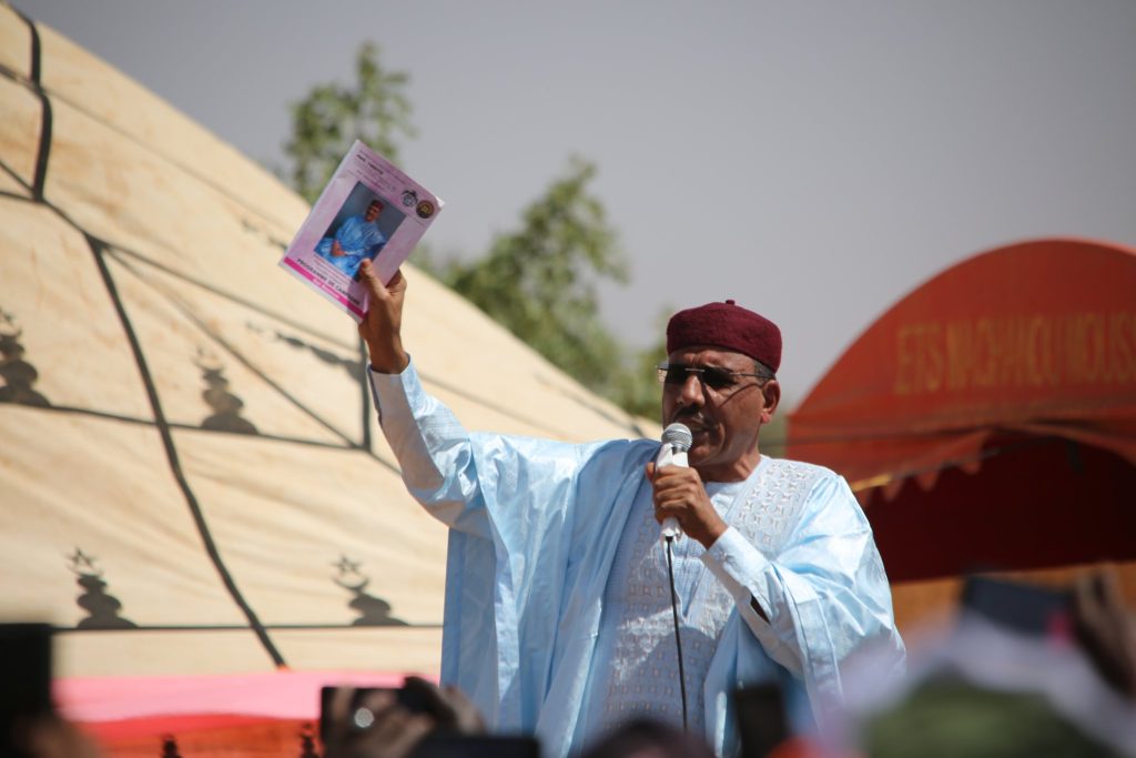 El depuesto presidente nigerino Mohamed Bazoum haciendo campaña antes de las elecciones de 2021.