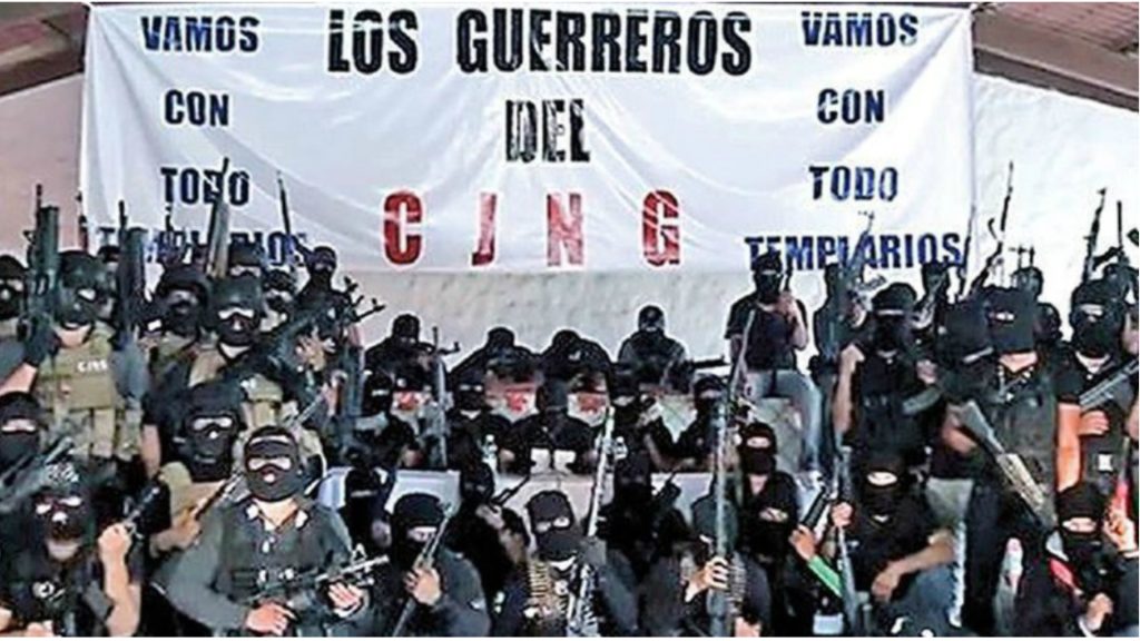 Miembros del Cártel Jalisco Nueva Generación graban un vídeo amenazando a los Templarios. Uno de los motivos del reclutamiento en los cárteles mexicanos es tener más efectivos para dominar mayor territorio o negocios frente a organizaciones enemigas.