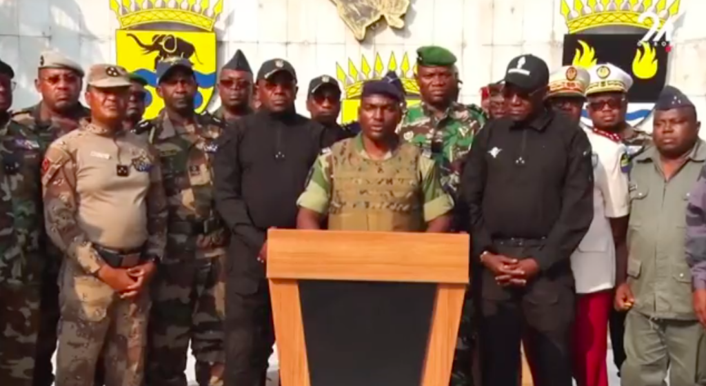 Los militares golpistas de Gabón en una comparecencia televisada.