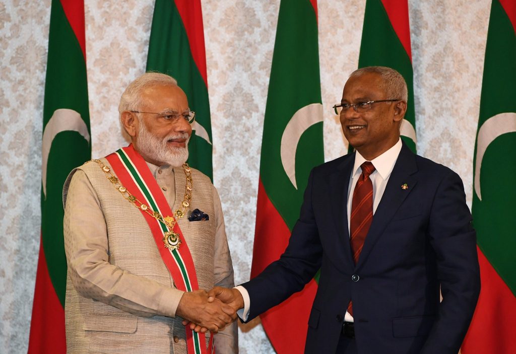 Narendra Modi recibe una distinción de honor por parte del presidente de Maldivas Ibrahim Mohamed Solih.