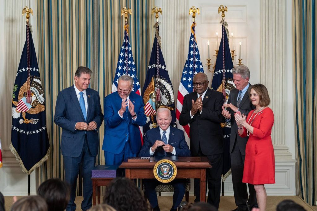 Joe Biden firma la Ley de Reducción de la Inflación (IRA), una de las claves de la nueva política industrial de Estados Unidos.