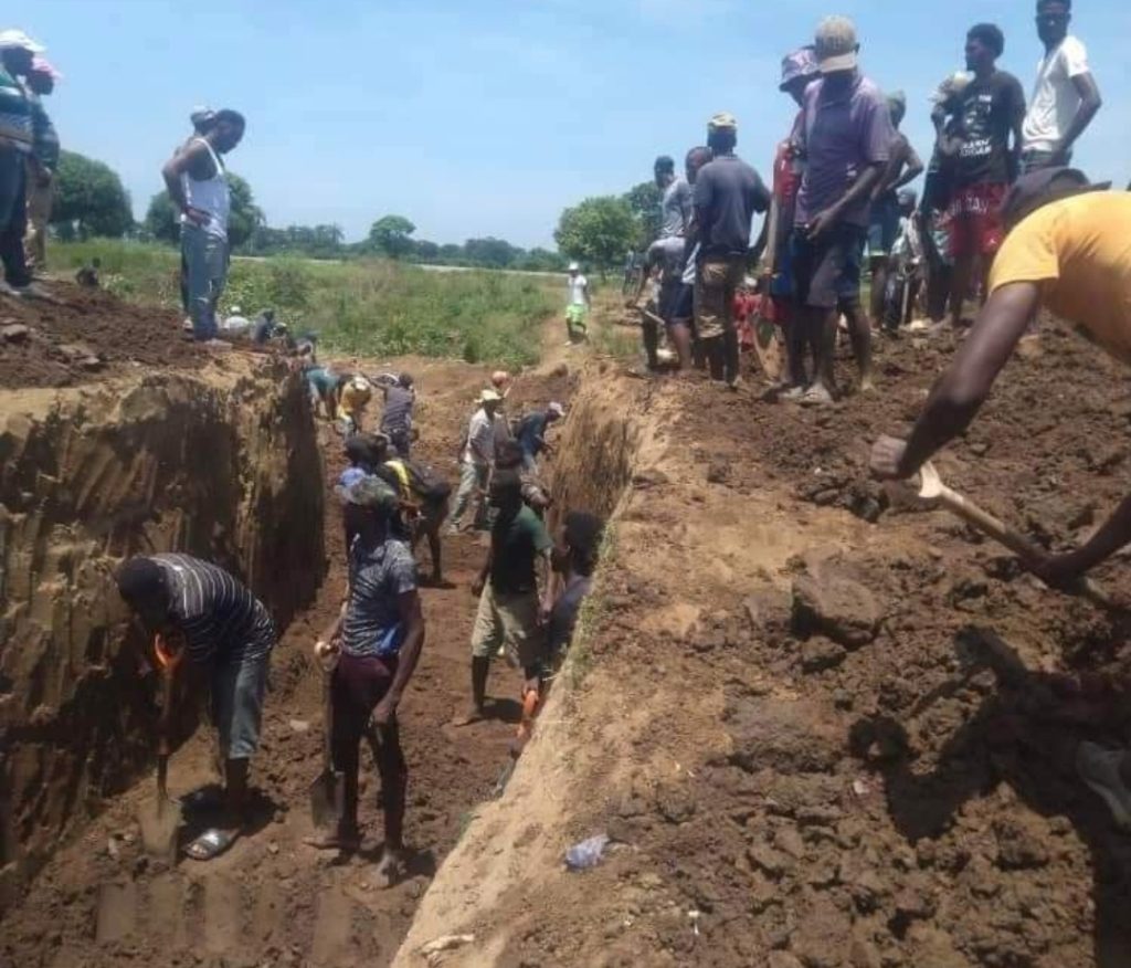 Construcción del canal de riego en el lado haitiano del río Masacre