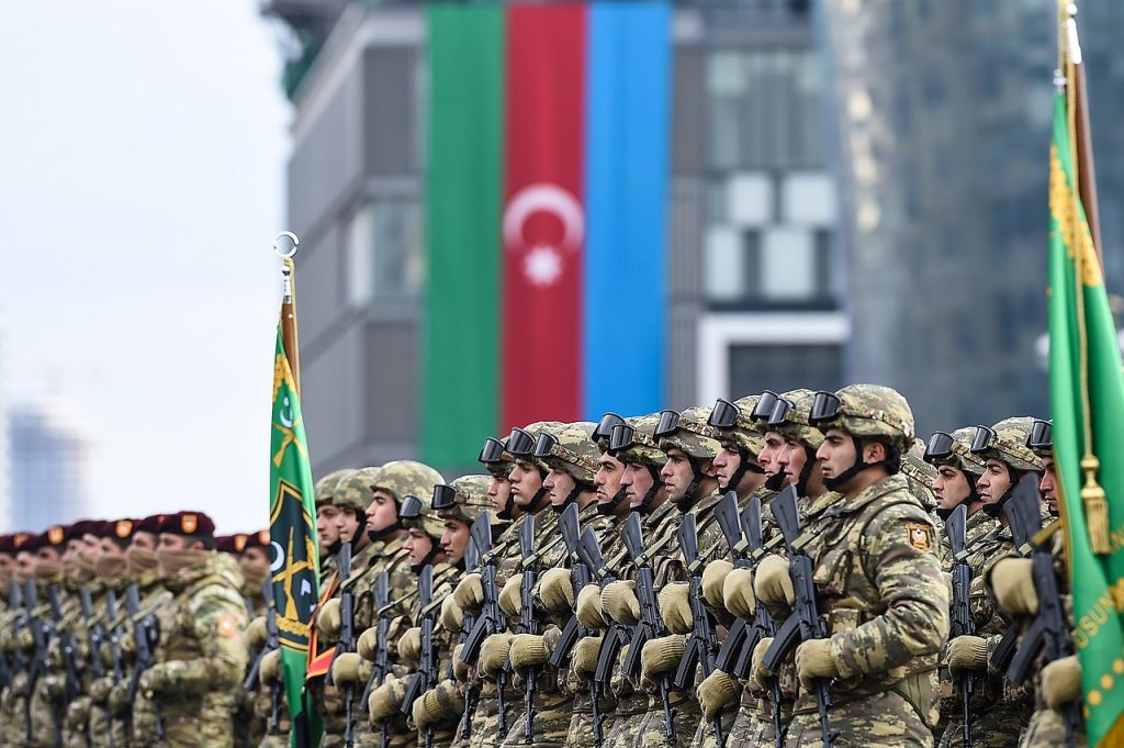 Soldados azeríes durante un desfile militar celebrado en Bakú.
