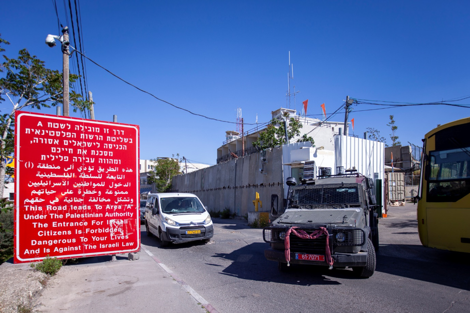 Entrada a la población de Al-Walaja. El cartel indica la entrada a el Área A, prohibida para la población israelí. Fotografía: Sarai Rua