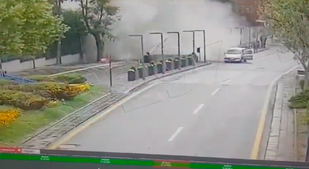 Momento en el que uno de los atacantes del PKK detona un chaleco bomba frente al Ministerio de Interior de Turquía.