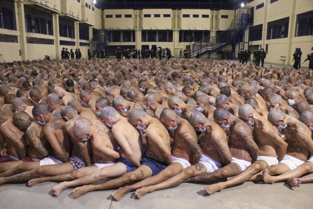 Pandilleros de maras de El Salvador encarcelados en la prisión de Izalco durante una operación policial. La construcción de cárceles es uno de los pilares del conocido como "modelo Bukele". 