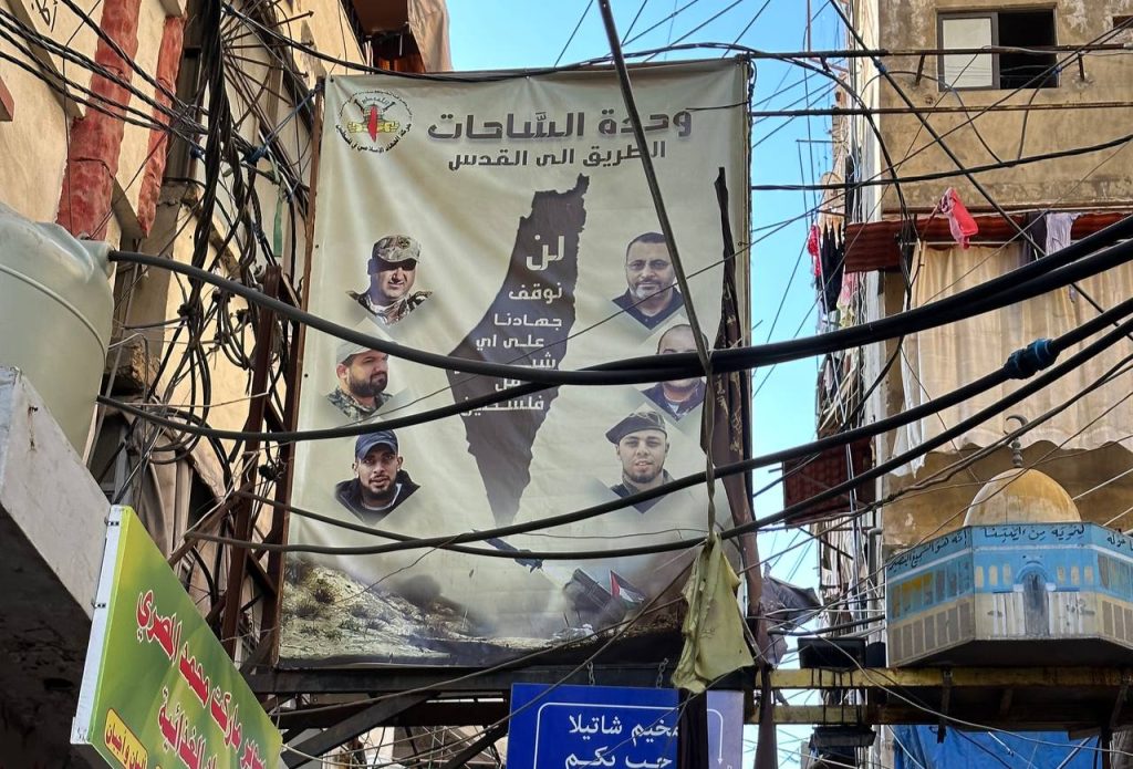 Cartel en apoyo a las facciones armadas palestinas en una calle del sur de Beirut, capital de El Líbano 