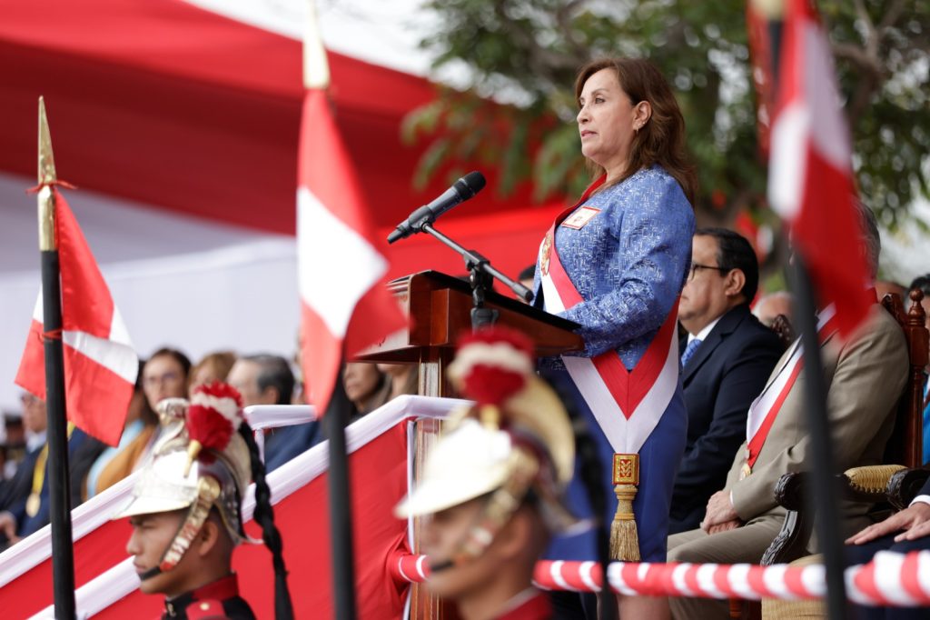 Dina Boluarte comparece en la ceremonia por el 46° aniversario de las Fuerzas Armadas de Perú.