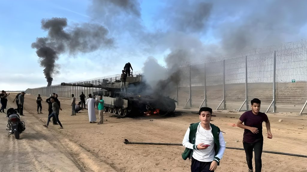 Tanque israelí dañado en los alrededores de Gaza durante los compases iniciales de la guerra de Sucot.