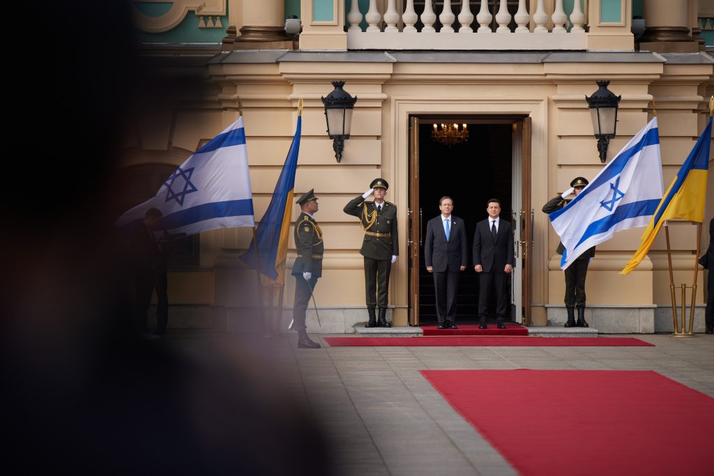 El presidente israelí Isaac Herzog se reúne con su homólogo ucraniano Volodímir Zelenski en Kiev, en octubre de 2021. 