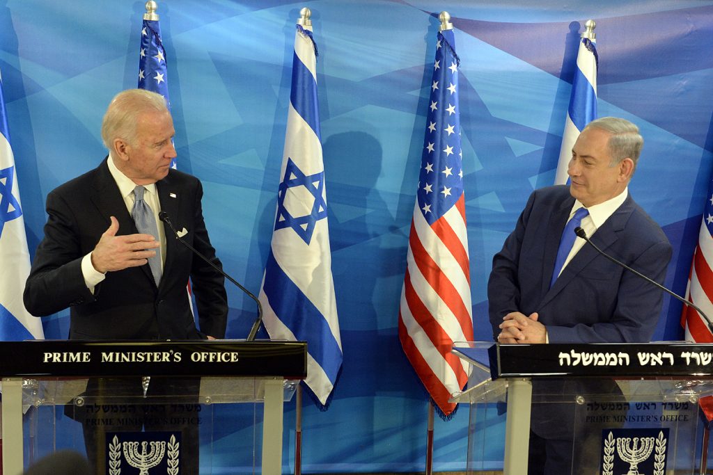 Joe Biden se reune con el primer ministro israelí Benjamin Netanyahu en Tel Aviv.