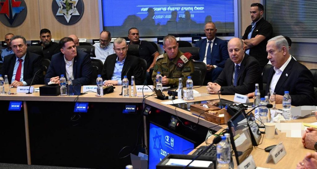 Benjamin Netanyahu, que liderará el gobierno de excepción en Israel, durante una reunión del Gabinete de Seguridad.